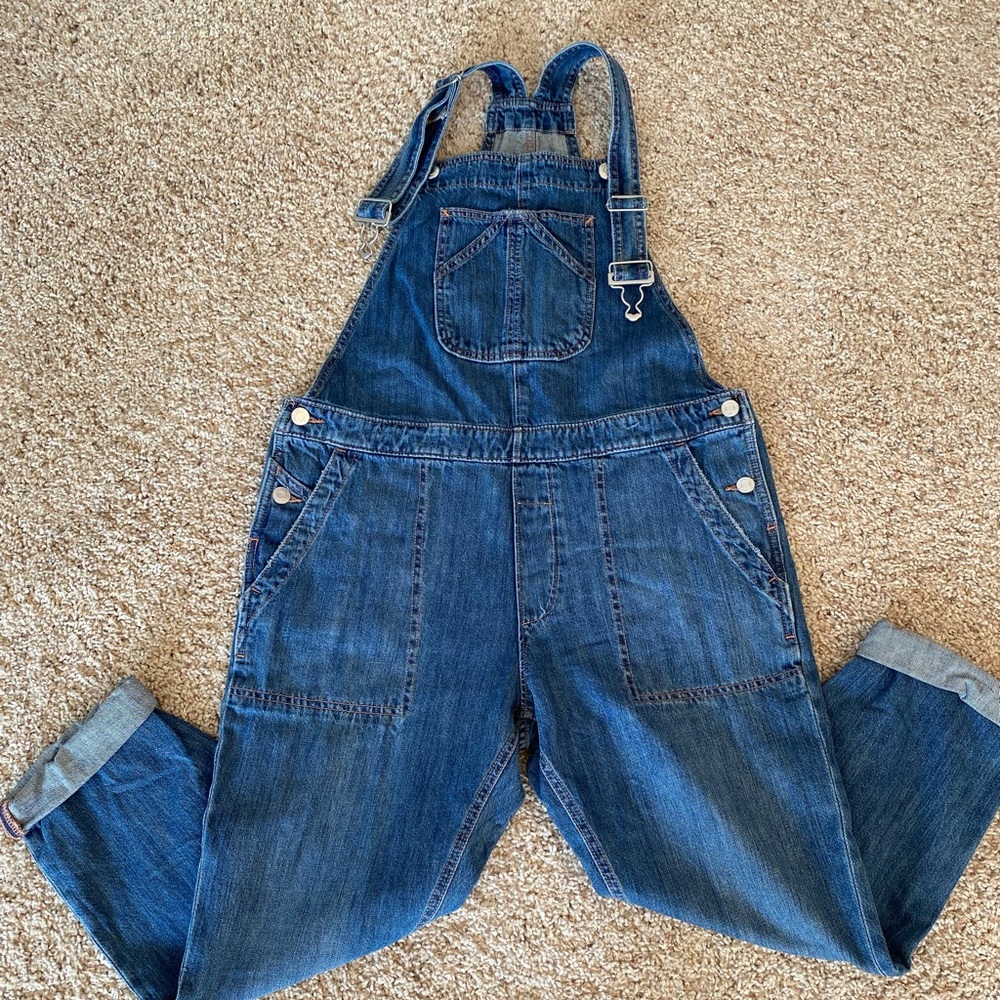 NWOT Women’s GAP overalls! 🥶